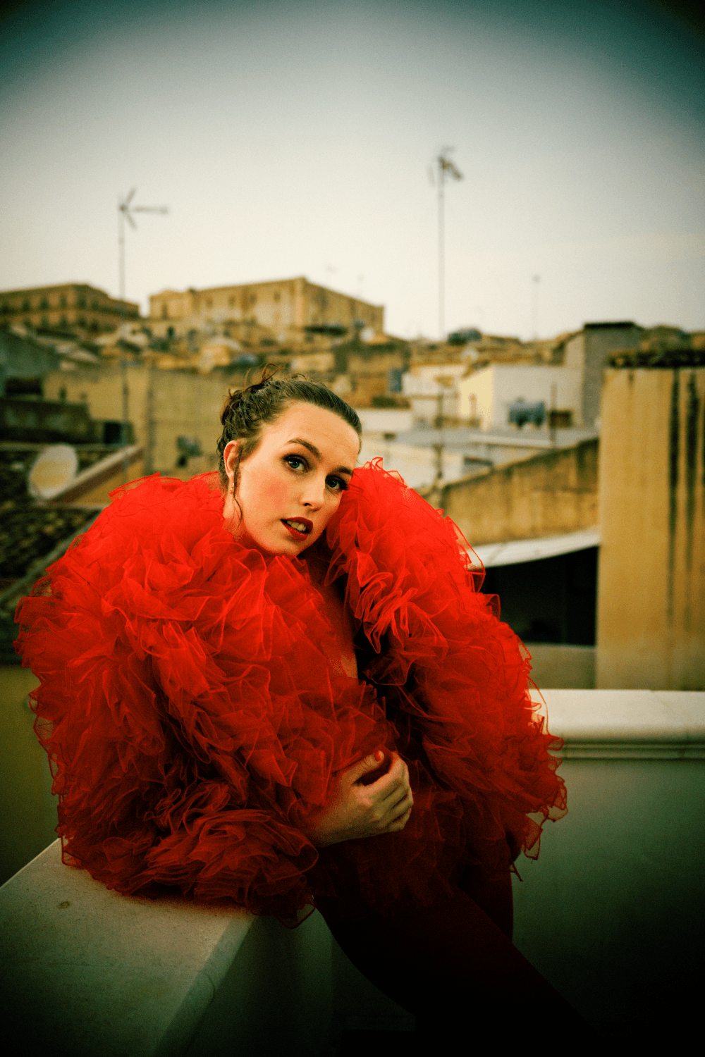 Den norske artisten Bendik står på et tak med utiskt til byen