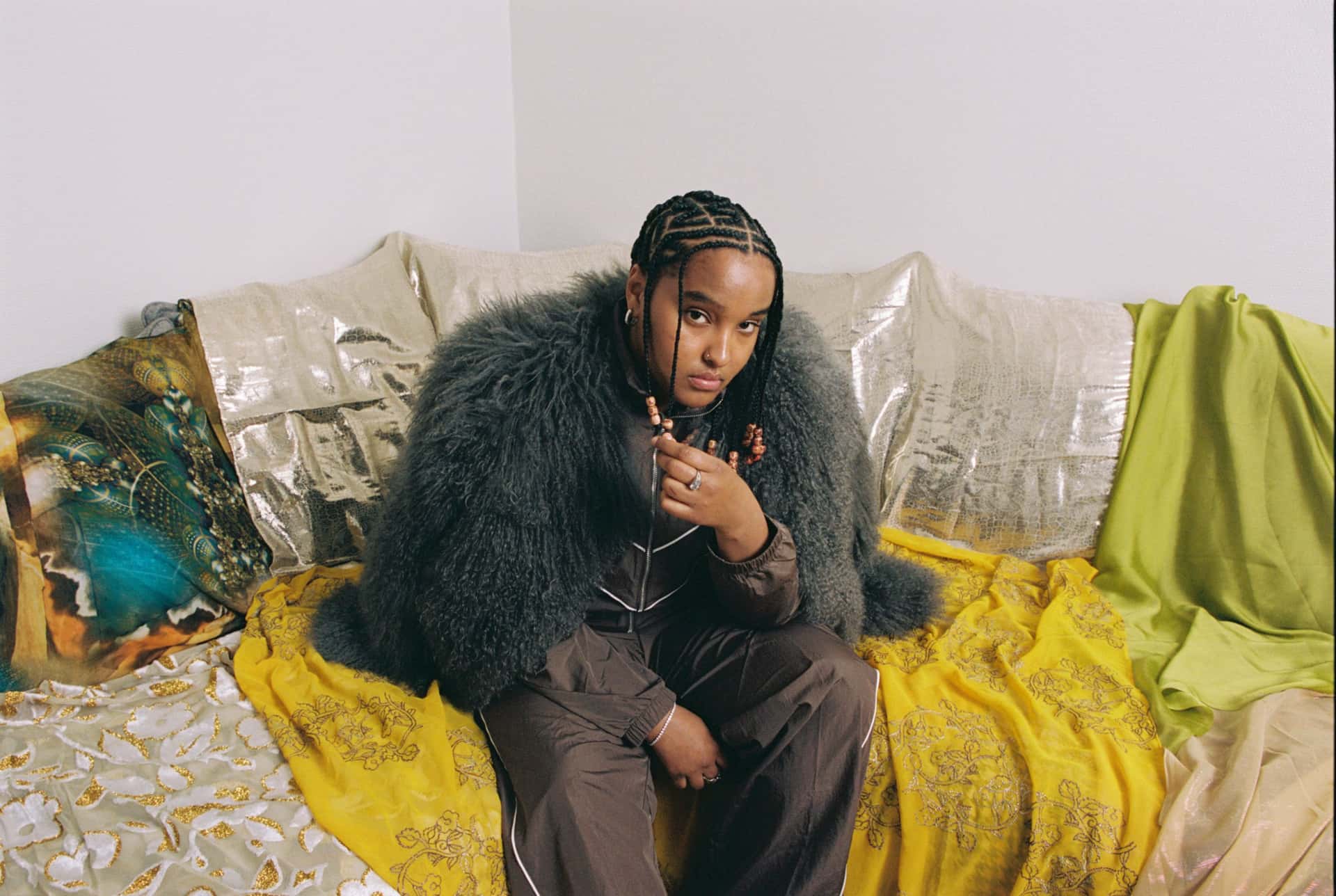 Den norske artisten Musti, i en sofa