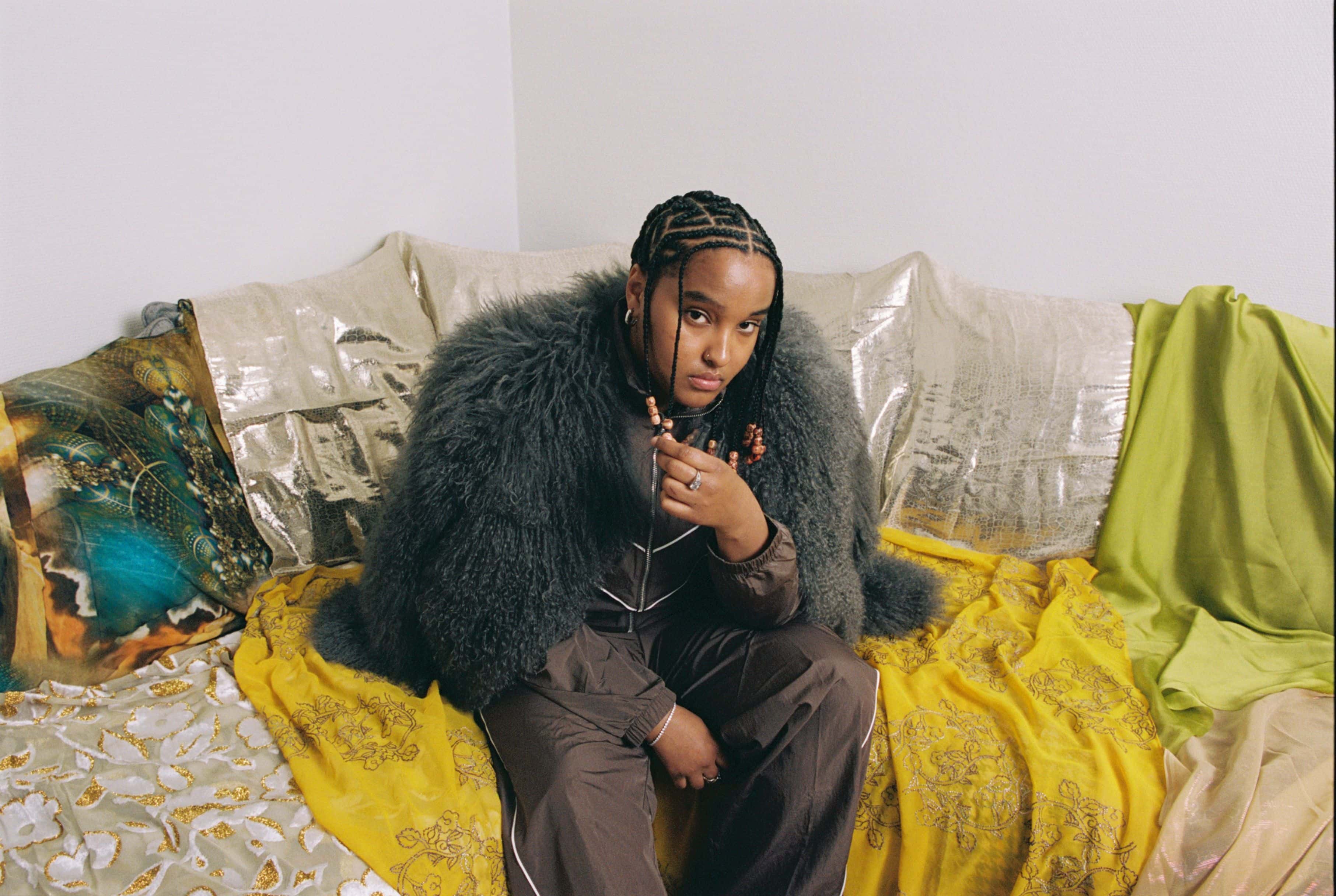 Den norske artisten Musti, i en sofa