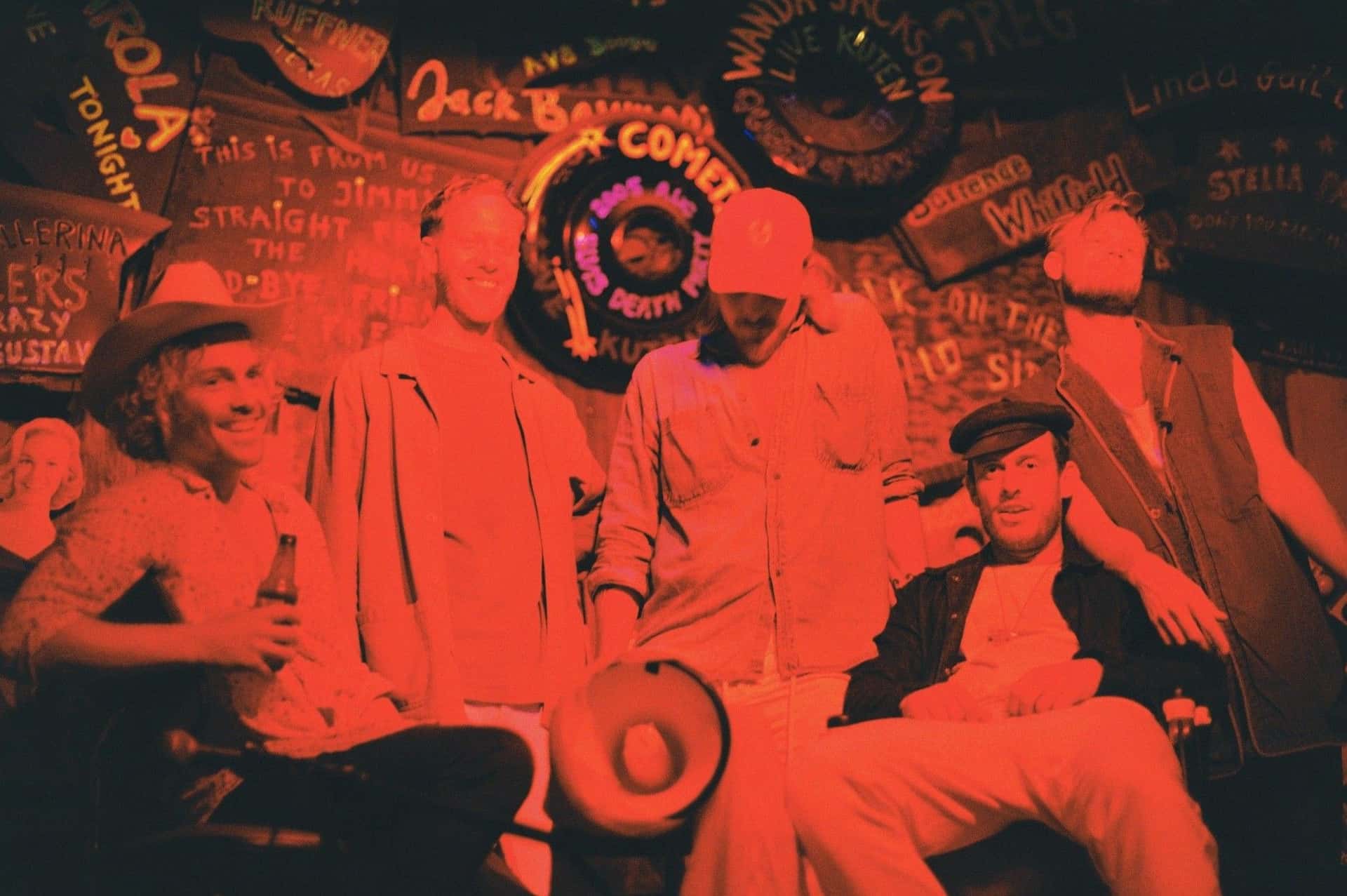 Det svenske bandet Sunnan, i rødt lys