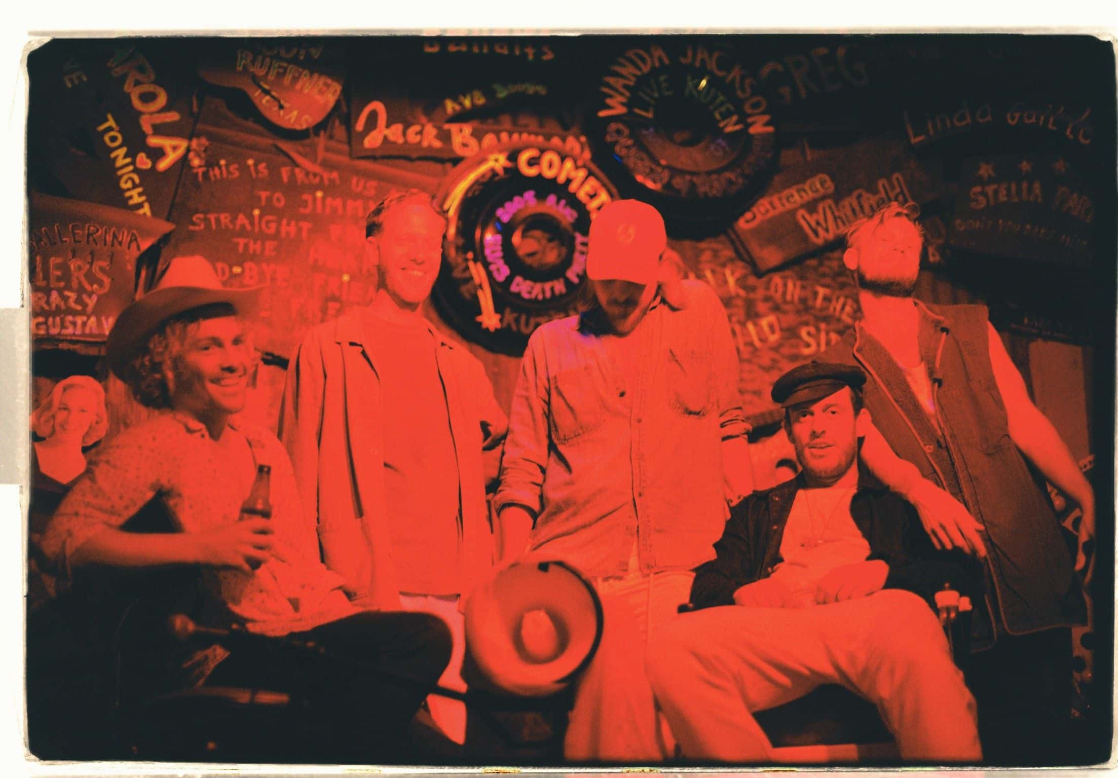 Det svenske bandet Sunnan, i rødt lys