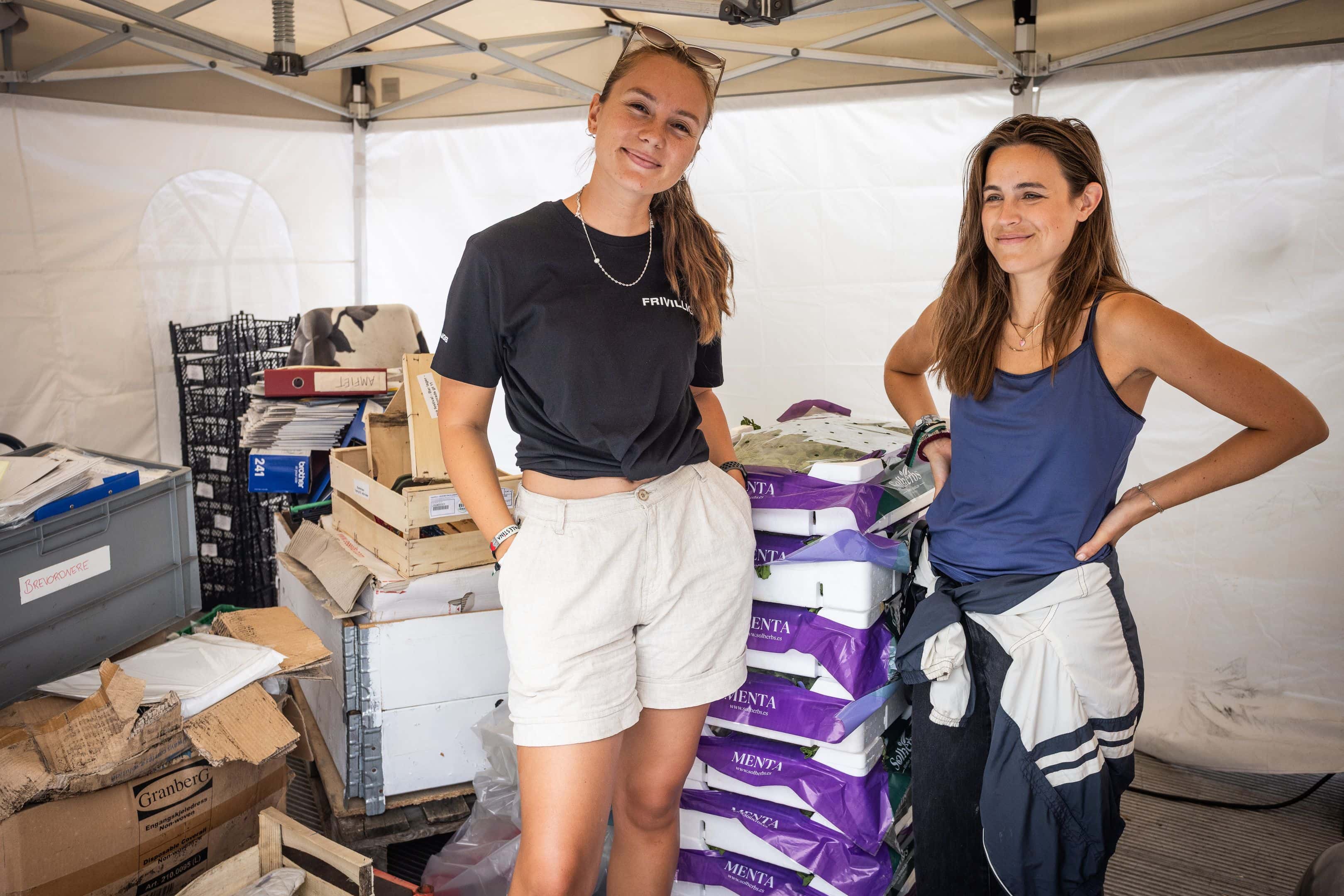Vilde og Susanna, som sørget for å gjenbrukt ulike materialer og gjenstander fra årets festival